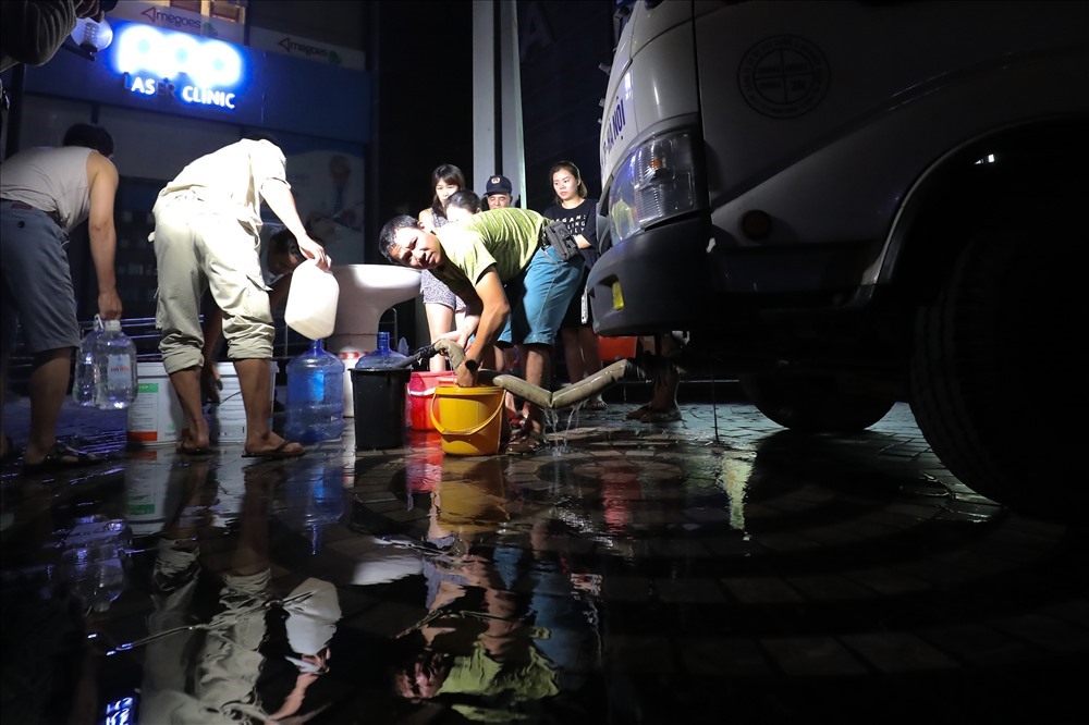 Trong đêm 15.10, nhiều khu dân cư tại Hà Nội đã phải xếp hàng để chờ... nhận nước sạch.