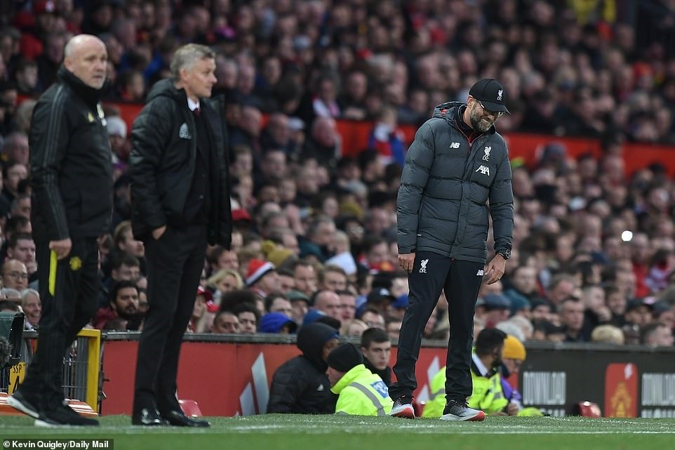 Jurgen Klopp (phải) thất vọng khi đội bóng của ông gặp khó trước Man United. Ảnh: Daily Mail.