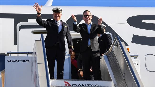 Giám đốc điều hành của Qantas Alan Joyce (phải) và cơ trưởng chuyến bay dài nhất thế giới khi máy bay hạ cánh. Ảnh: AFP.