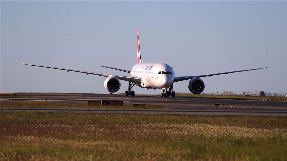 Chuyến bay Qantas QF7879 hạ cánh sau hơn 19 giờ bay. Ảnh: Sky.