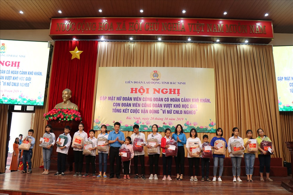 Các đồng chí lãnh đạo Liên đoàn Lao động tỉnh Bắc Ninh trao quà cho con công nhân viên chức lao động có hoàn cảnh khó khăn, vươn lên trong học tập.