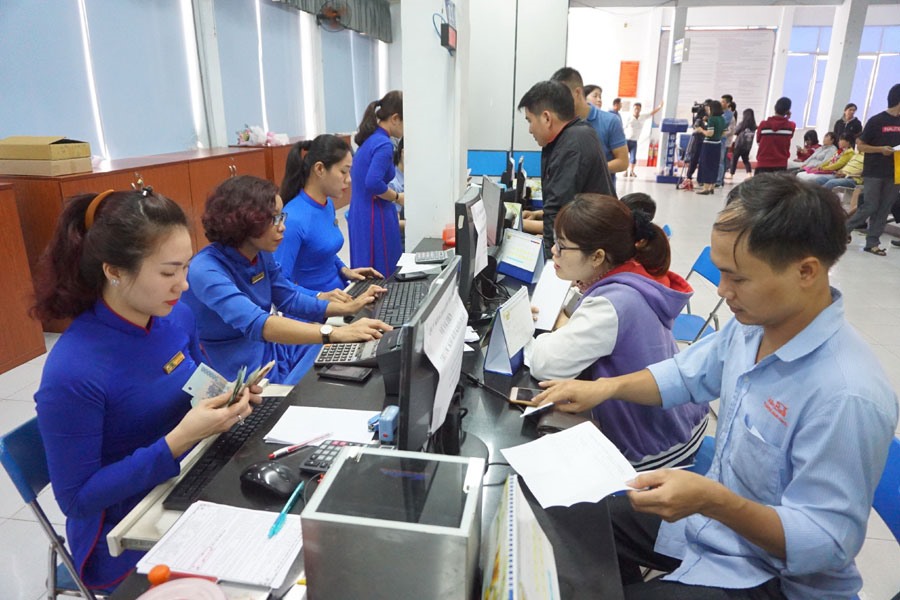 Hành khách mua vé tàu Tết Canh Tý 2020 ở ga Sài Gòn ngày 20.10. Ảnh: MINH QUÂN