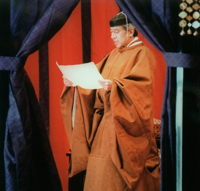 Nhật hoàng Akihito mặc long bào màu cam sẫm trong lễ đăng quang năm 1990. Ảnh: Hoàng gia Nhật Bản