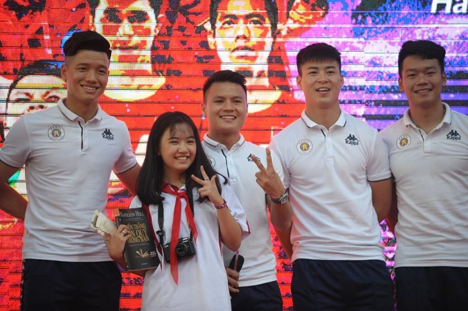Các cầu thủ CLB Hà Nội đã có buổi giao lưu với các em học sinh trường THCS Nam Trung Yên sáng 21.10. Sự kiện nằm trong chuỗi chương trình “Strong Vietnam” do Tập đoàn T&T tổ chức.
