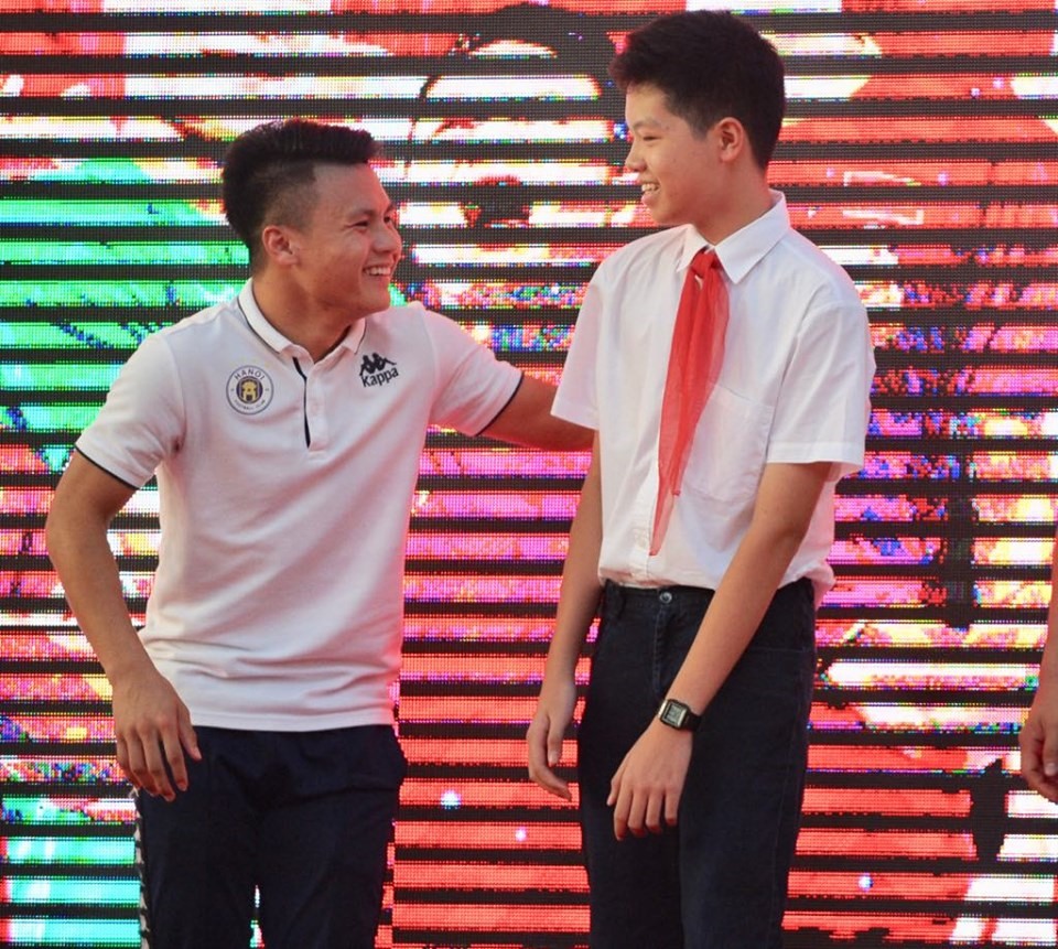 Quang Hải tiết lộ năm 9 tuổi khi xa nhà đi đá bóng anh từng khóc suốt 2 tuần vì nhớ bố mẹ.
