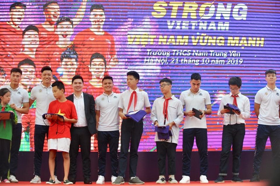 Các cầu thủ Hà Nội trao quà cho các học sinh  trường THCS Nam Trung Yên.