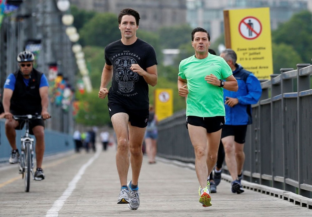 Thủ tướng Canada Justin Trudeau chạy bộ cùng Tổng thống Mexico Enrique Pena Nieto ở Canada. Ảnh: Yahoo