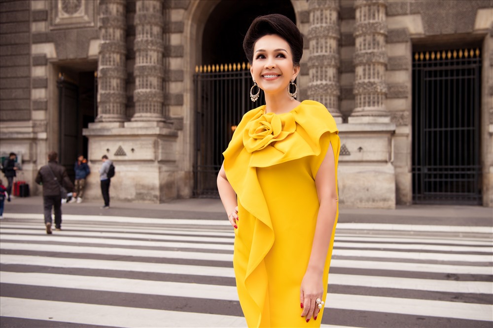 Đến thành phố Paris, người đẹp thu hút mọi ánh nhìn bởi những trang phục sắc màu đến từ nhà thiết kế Việt Nam.