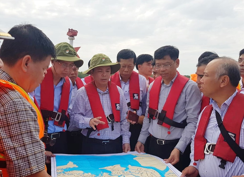 Bộ trưởng Nguyễn Văn Thể chỉ đạo khẩn trương xử lý hiện trường tàu chìm. Ảnh: M.H