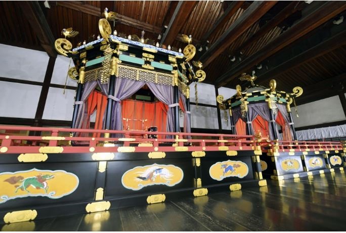 Ngai vàng Takamikura (Ngai vàng Hoa Cúc) tại chính điện của Hoàng Cung Nhật Bản hôm 17.10. Ảnh: Kyodo.