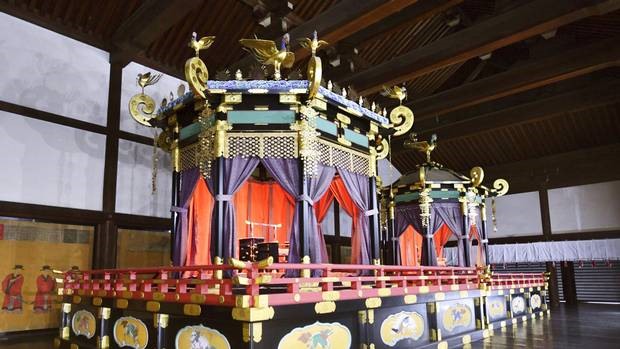 Ngai vàng “Takamikura” và ngai “Michodai“. Ảnh: Kyodo/AP.