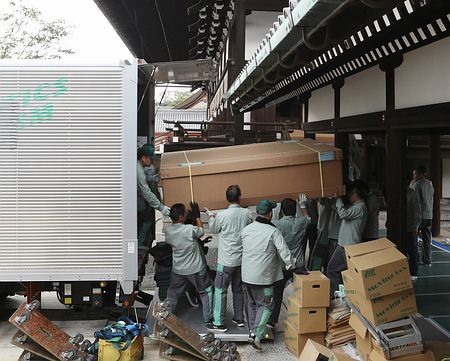Ngai “Takamikura” được tháo dỡ và đưa từ Kyodo về Tokyo từ tháng 9 năm ngoái. Ảnh: Kyodo/AP và Jiji Press.