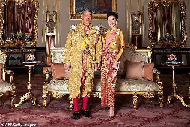 Nhà vua Maha Vajirusongkorn đã tước bỏ danh hiệu hoàng gia và cấp bậc quân sự của hoàng quý phi. Ảnh: Mail.