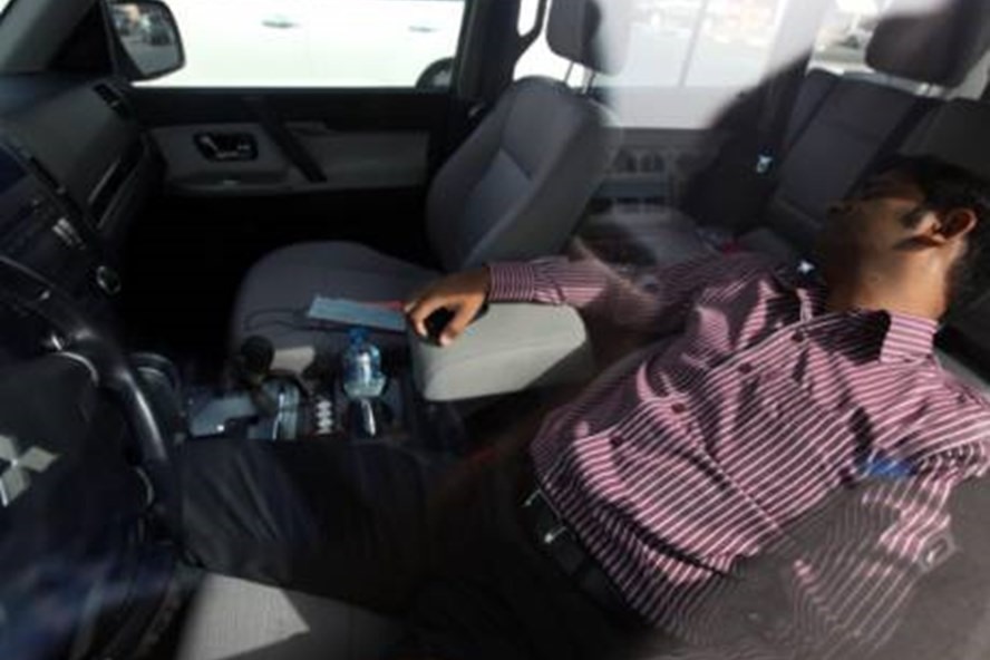 Ngủ trong xe không đúng cách có nguy cơ tử vong vì ngạt. Ảnh BD.