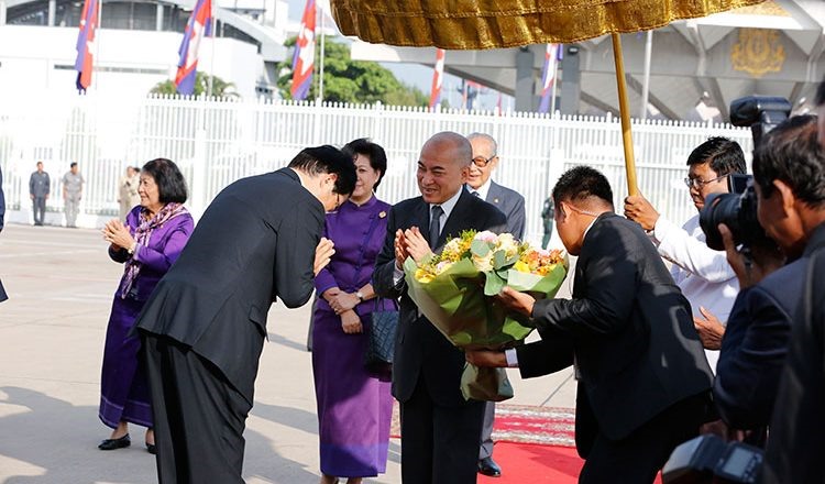 Ngày 21.10, Quốc vương Campuchia Norodom Sihamoni lên đường dự lễ đăng quang của Nhà vua Nhật Bản Naruhito. Quốc vương 66 tuổi sẽ có mặt tại Nhật Bản từ ngày 21 đến 24.10. Nhật hoàng Naruhito từng thăm Campuchia vào tháng 6.2012 khi ông là Thái tử Nhật Bản. Ảnh: khmertimeskh.