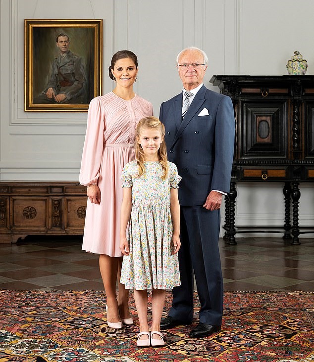 Nhà vua Thụy Điển Carl XVI Gustaf (phải) dự kiến sẽ dự lễ đăng quang của Nhật hoàng. Trong ảnh ông chụp cùng con gái - Công chúa kế vị Victoria và con gái lớn nhất của công chúa - Công chúa Estelle. Ảnh: Mail.