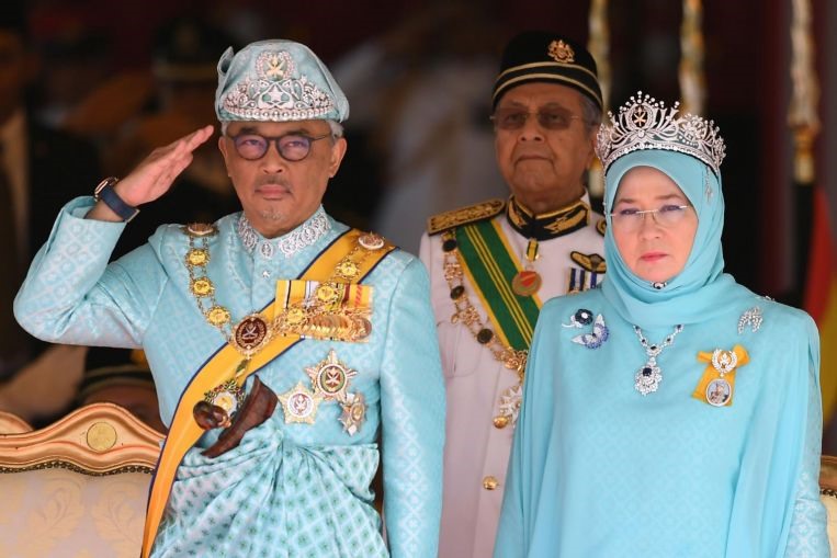 Quốc vương Malaysia Sultan Abdullah Ri'ayatuddin (trái) sẽ dự lễ đăng quang của Nhật hoàng. Ảnh: AFP.