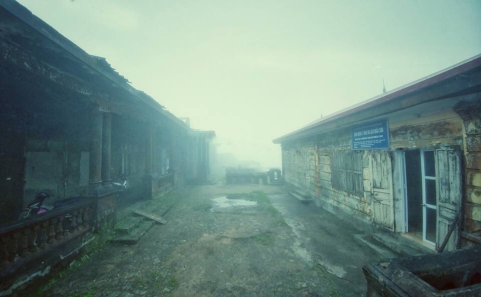 Hình ảnh du lịch Mẫu Sơn với những ngôi nhà xuống cấp hoặc bỏ hoang. Ảnh: Sun