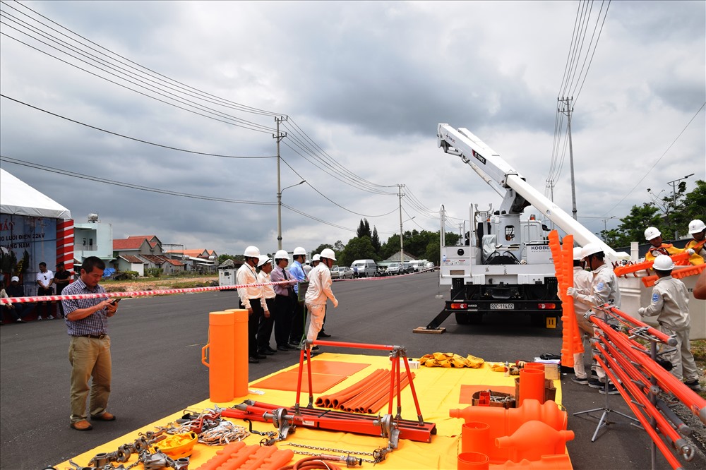 Huấn luyện, diễn tập sửa chữa nóng lưới điện trung áp.