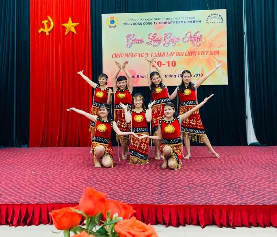 Một tiết mục văn nghệ chào mừng ngày Phụ nữ Việt Nam 20.10 tại Cty TNHH MTV đạm Ninh Bình. Ảnh: M.H