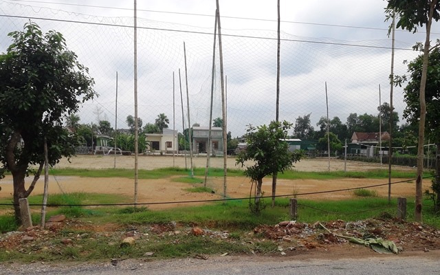 Ngoài tự ý lợp ngói ở trường cũ, người dân còn làm sân bóng chuyền trong khu vực đất xã triển khai dự án làm sân vận động. Ảnh: TT