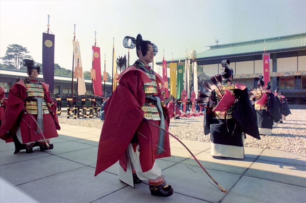 Thành viên Cơ quan Nội chính Hoàng gia Nhật Bản mang kiếm, cung ở khuôn viên Hoàng Cung Nhật Bản trong lễ đăng quang của Nhật hoàng Akihito năm 1990. Ảnh: Nippon.