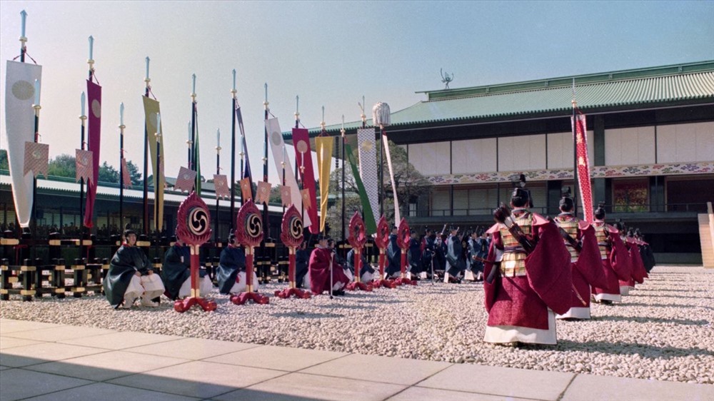 Thành viên Cơ quan Nội chính Hoàng gia Nhật Bản mang kiếm, cung ở khuôn viên Hoàng Cung Nhật Bản trong lễ đăng quang của Nhật hoàng Akihito năm 1990. Ảnh: Nippon.