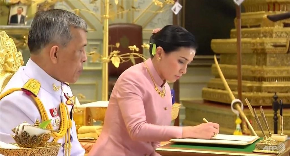Nhà vua Vajiralongkorn và Hoàng hậu Suthida ký vào sổ đăng ký kết hôn hôm 1.5.2019. Ảnh: Channel News Asia