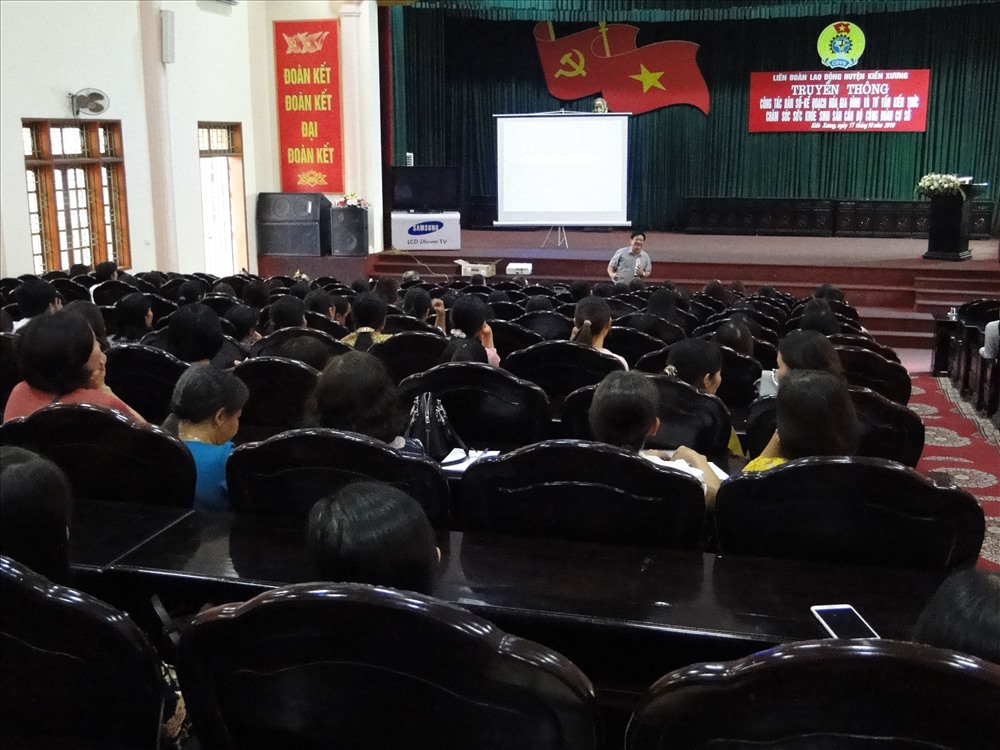 Các đại biểu thuộc LĐLĐ huyện Kiến Xương tham gia hội nghị truyền thông. Ảnh: B.Mạnh