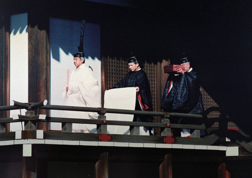 Nhật hoàng Akihito trên đường tới đền Kashiko-dokoro ngày 12.11.1990 để báo cáo việc lên ngôi. Ảnh: Yomiuri Shimbun.
