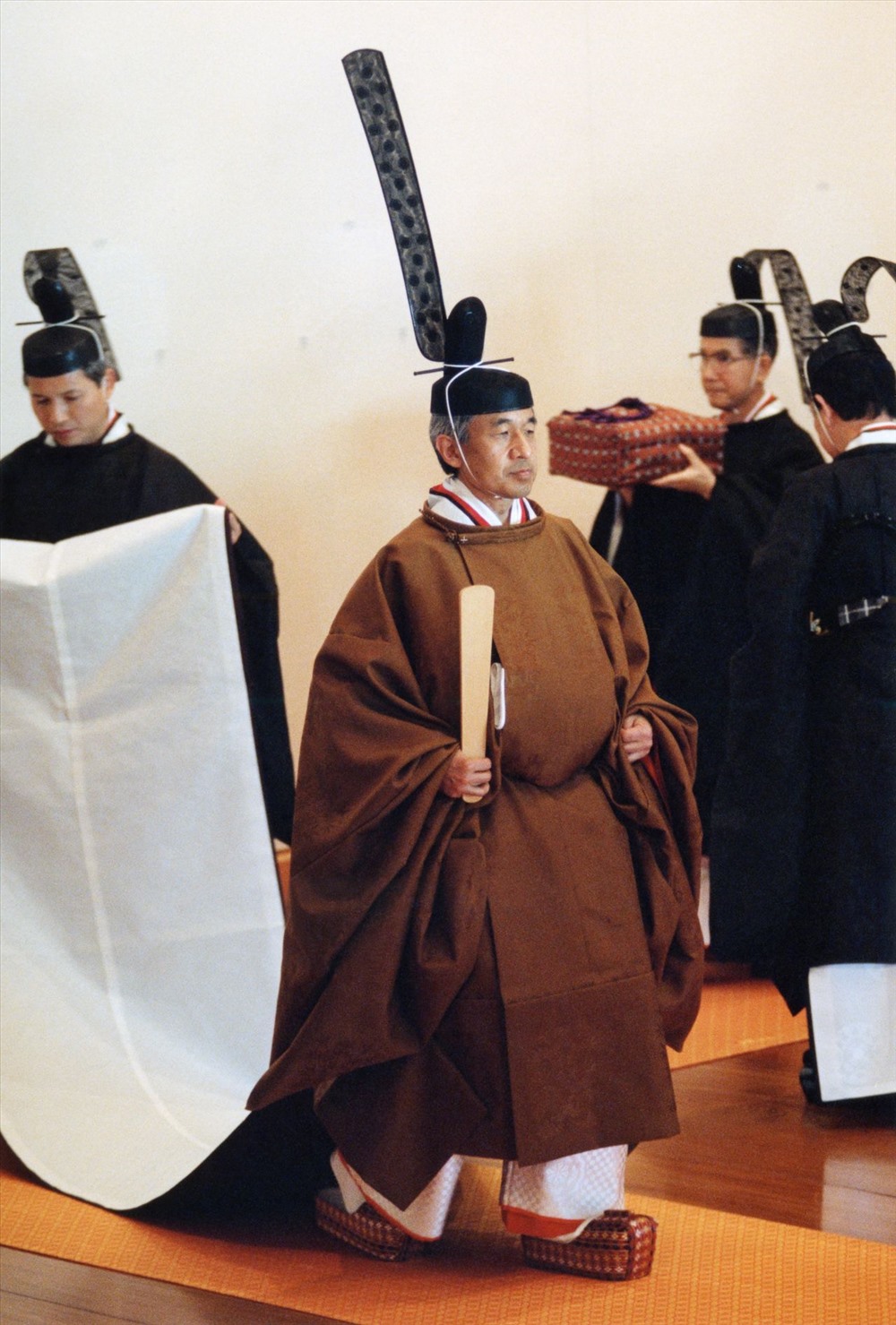 Nhật hoàng Akihito tại Matsu-no-ma vào ngày 12.11.1990. Nhật hoàng đang cầm trên tay một Shaku hay thẻ lễ nghi. Ảnh: Jiji.