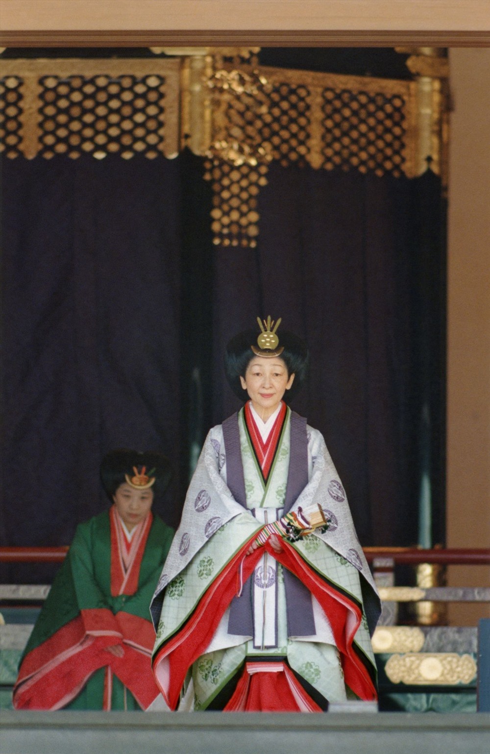 Hoàng hậu Michiko đang cầm một chiếc quạt trong lễ đăng quang của Nhật hoàng ngày 12.11.1990. Tóc của bà được vấn tỉ mỉ theo kiểu  osuberakashi. Ảnh: Jiji.