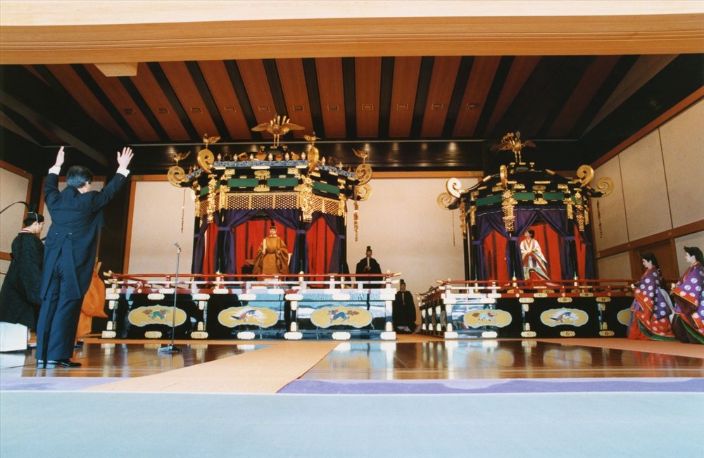 Thủ tướng Nhật Bản Kaifu Toshiki (trái) hô “Vạn tuế” tại lễ đăng quang của Nhật hoàng Akihito năm 1990. Ảnh: Jiji.