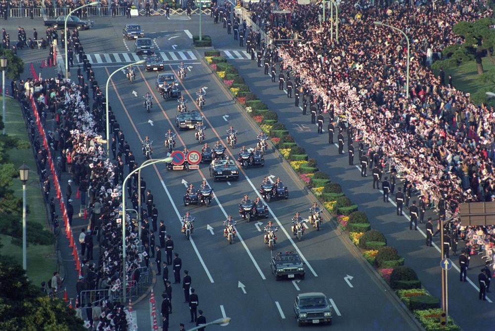Người dân theo dõi lễ diễu hành của 44 chiếc xe ở trung tâm Tokyo hôm 12.11.1990. Ảnh: Yomiuri Shimbun.