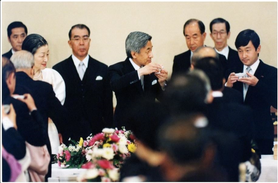 Nhật hoàng Akihito (giữa) và Thái tử Naruhito (phải) trong tiệc chiêu đãi lễ đăng quang năm 1990. Ảnh: Mainichi.