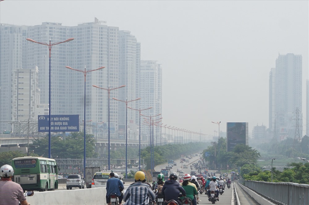 Theo trang Air Visual chỉ số chất lượng không khí AQI sáng 22.10 tại TP.Hồ Chí Minh là 170, mức có hại cho sức khoẻ. Trong ảnh là Xa lộ Hà Nội mờ ảo dù hơn 10h nhìn từ cầu Sài Gòn.