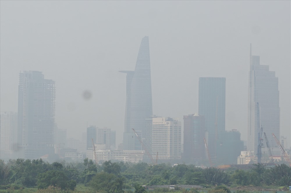 Đến trưa ngày 22.10, dù trờ nắng nhưng lớp mù vẫn bao phủ dày đặc những tòa nhà cao tầng trung tâm TP.Hồ Chí Minh.