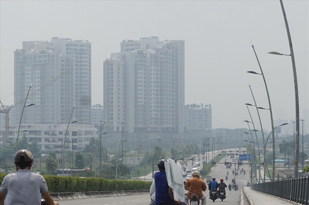 Khu đô thị mới Thủ Thiêm mờ mịt trong lớp không khí ô nhiễm. Kết quả đo đạc, quan trắc môi trường 9 tháng đầu năm cho thấy nhiều khu vực tại quận 2 có chỉ số ô nhiễm môi trường đứng đầu tại TP.Hồ Chí Minh.