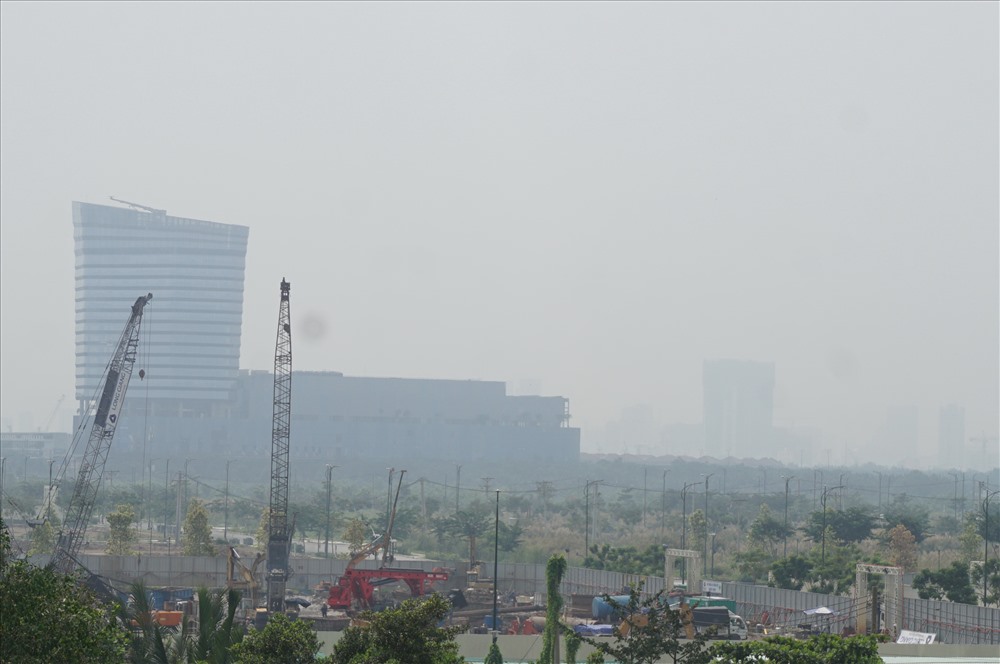 Theo Trung tâm quan trắc môi trường (Sở Tài nguyên và Môi trường TP.Hồ Chí Minh), khí thải từ 10 triệu xe máy, ôtô và 1.000 nhà máy lớn, bụi từ hoạt động xây dựng liên tục khiến không khí TP.Hồ Chí Minh ô nhiễm nặng.