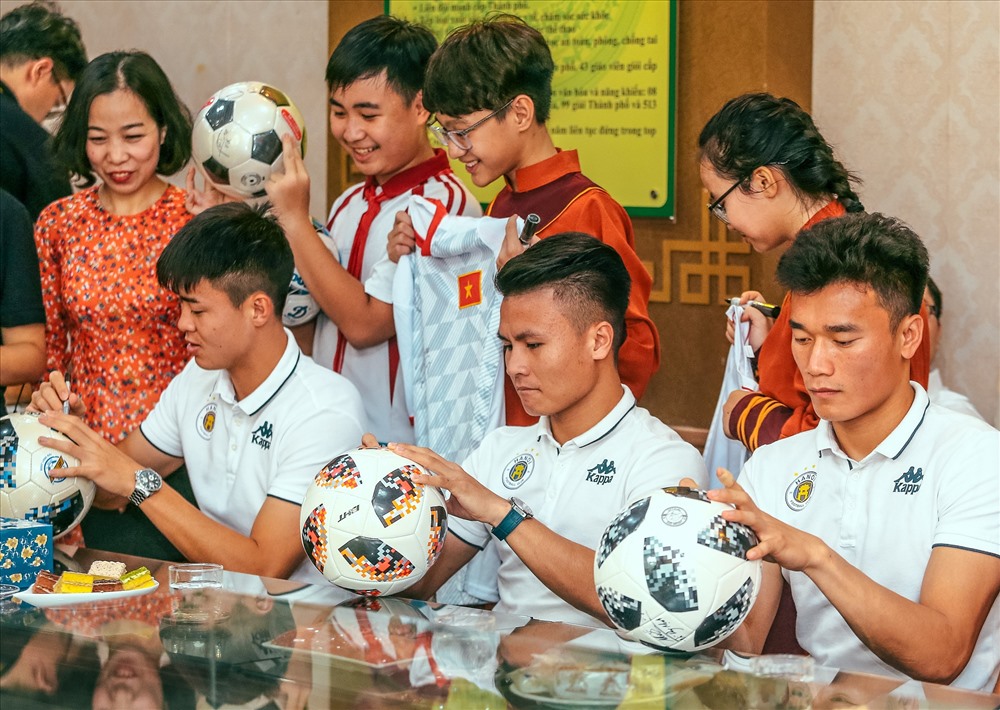 Duy Mạnh, Quang Hải, Bùi Tiến Dũng ký tặng các fan tại trường THCS Nam Trung Yên
