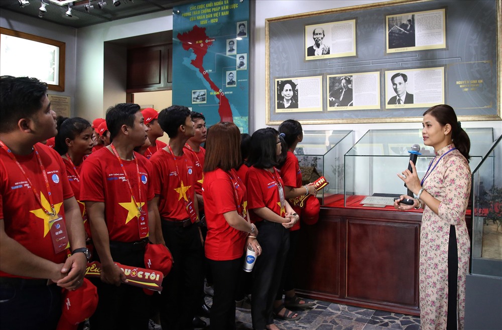 Thanh niên tham gia Hành trình Tôi yêu Tổ quốc tôi thăm quan bảo tàng Hồ Chí Minh