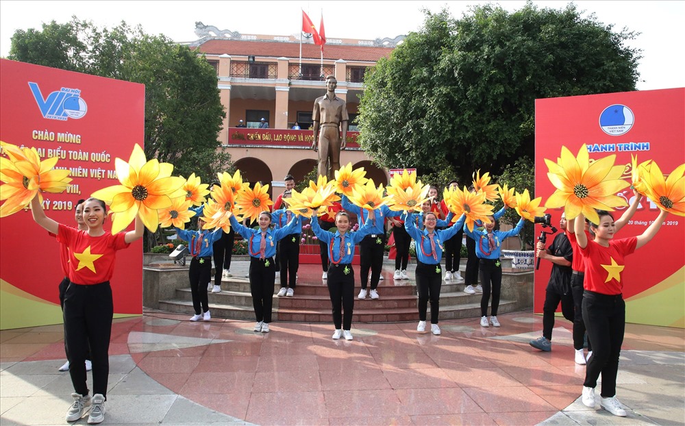 Đoàn viên, thanh niên TP Hồ Chí Minh biểu diễn văn nghệ tại Bảo tàng Hồ Chí Minh (Chi nhánh TP HCM) trong ngày diễn ra hành trình