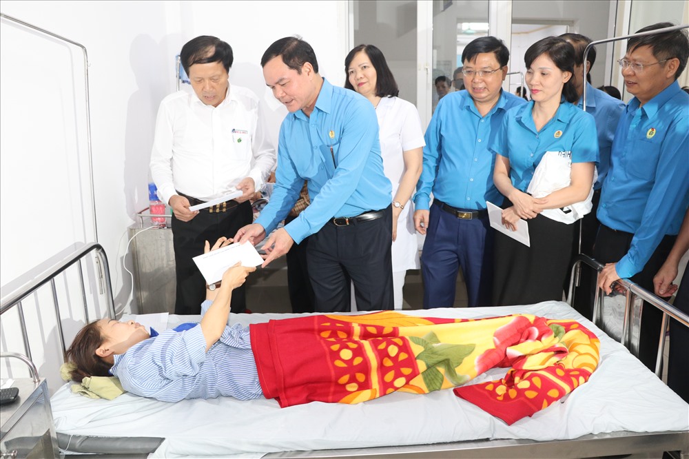 Ngày 18.10, đồng chí Nguyễn Đình Khang, Chủ tịch TLĐLĐ Việt Nam thăm động viên các công nhân bị ngộ độc nằm điều trị tại Bệnh viên tỉnh Nam Định. Ảnh: NT