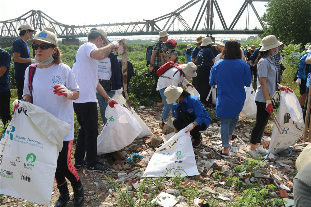 Tình nguyện viên chung tay thu gom và phân loại các loại rác thải.