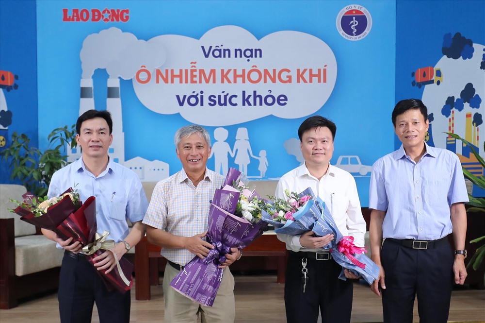 Nhà báo Nguyễn Ngọc Hiển - Tổng biên tập Báo Lao Động tặng hoa cám ơn các khách mời đã tới tham dự chương trình.