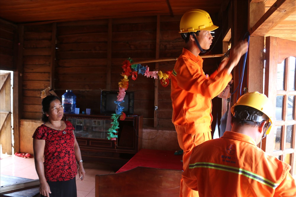 Nhân viên điện lực lắp điện miễn phí  cho người dân ở Đắk Nông.
