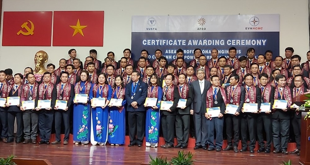 Các “Kỹ sư chuyên nghiệp ASEAN” của EVNHCMC. Ảnh Nam Dương