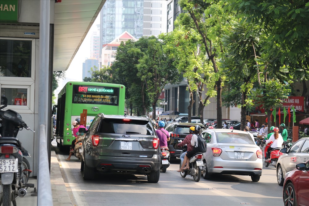 Xe BRT bị kẹp giữa hàng loạt các phương tiện khác