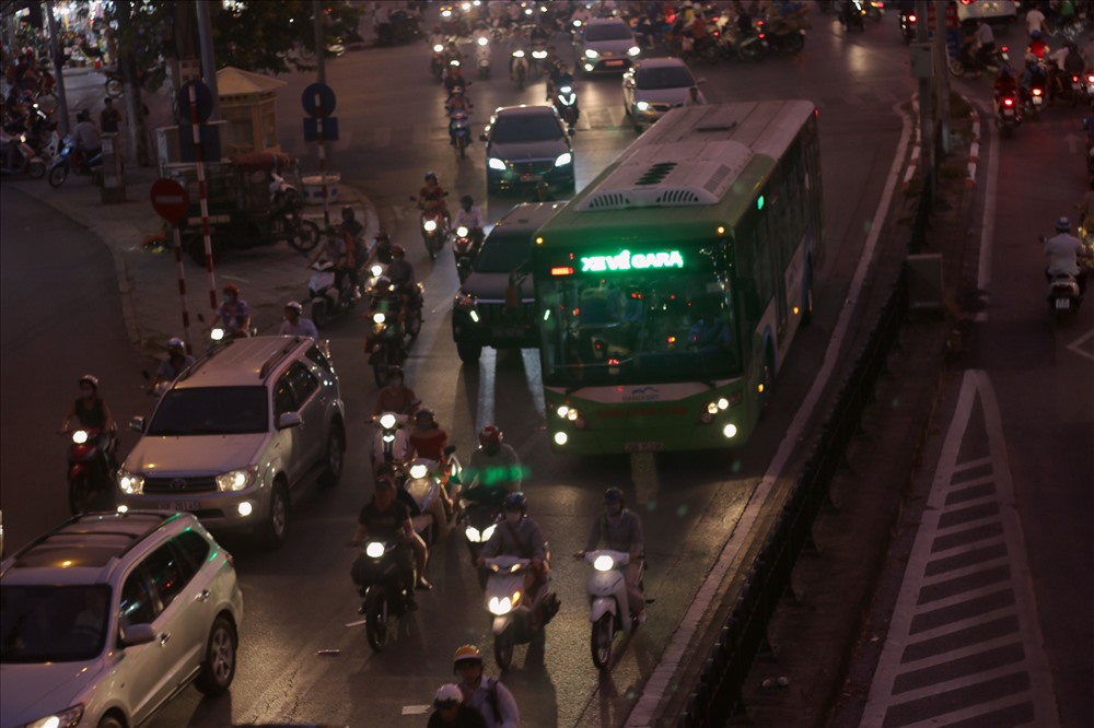 Do một làn đường riêng dành cho xe buýt nhanh BRT nên hai làn đường còn lại phần lớn là ôtô. Các phương tiện xe máy phải len lỏi giữa dòng xe ôtô, còn lại leo lên vỉa hè để di chuyển.