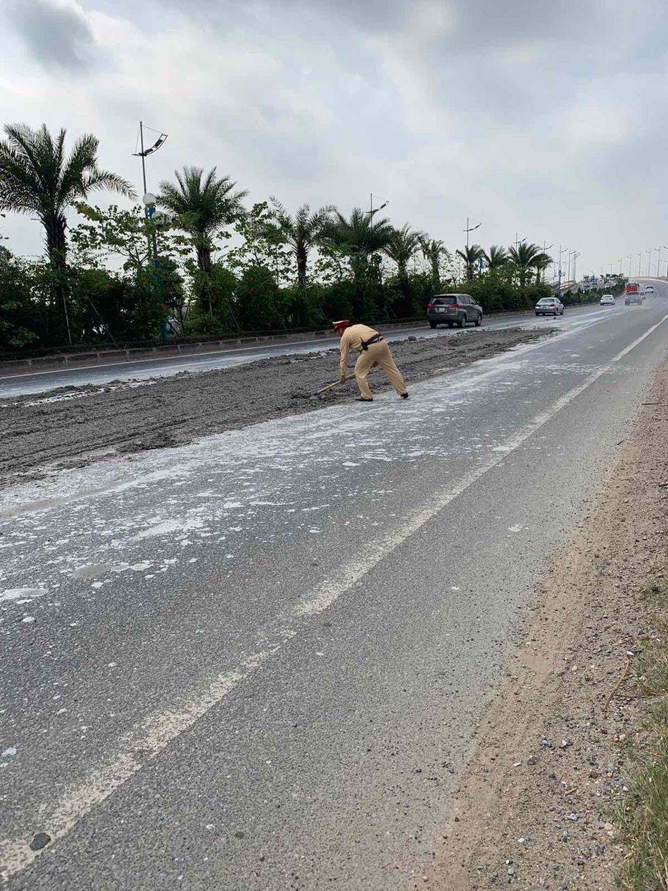 Cả trăm mét bùn đất rơi vãi ra đường gây mất an toàn giao thông trên đường Võ Nguyên Giáp, Hà Nội sáng 23.10. Ảnh: PV